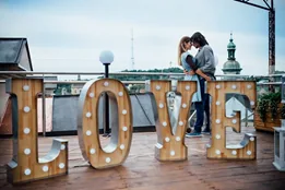 Букви LOVE, кадр 2