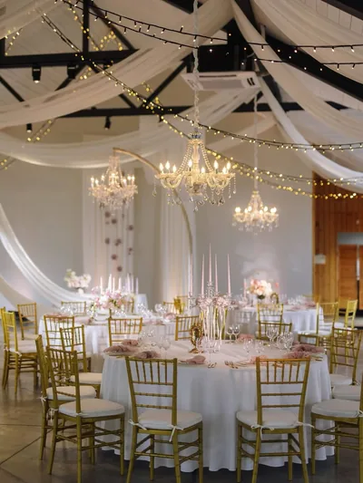 Кришталева люстра з рогами — Stavky Country Club, кадр 2