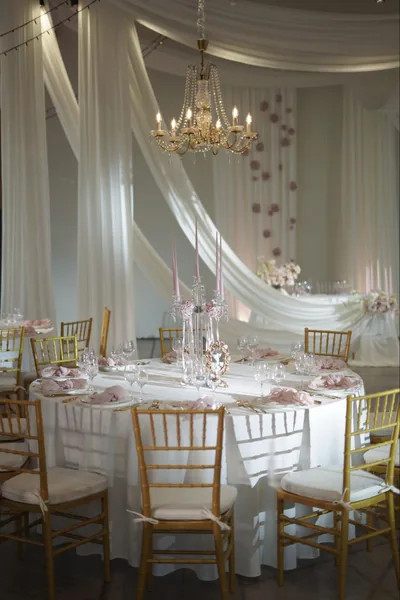 Кришталева люстра з рогами — Stavky Country Club, кадр 3